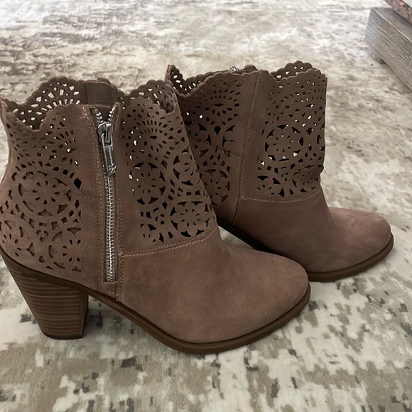 Beautiful booties - Picture 2 of 6